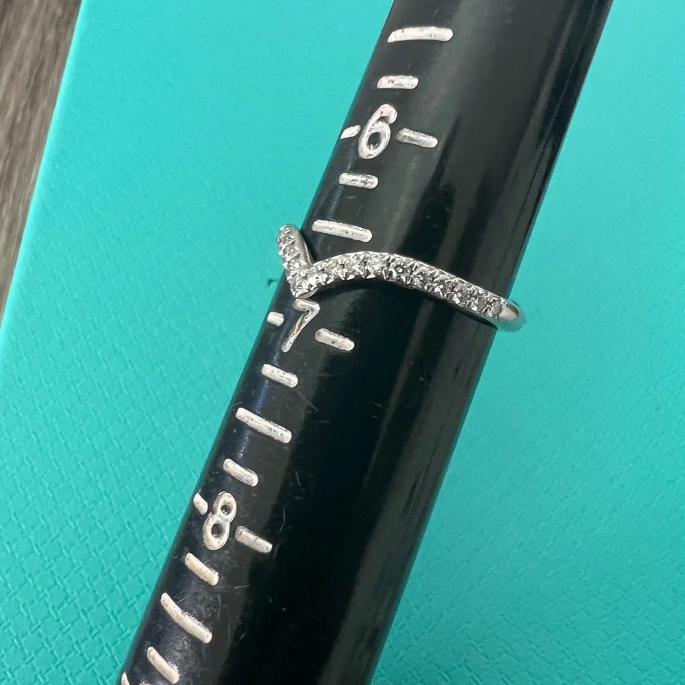 Beautiful V ring